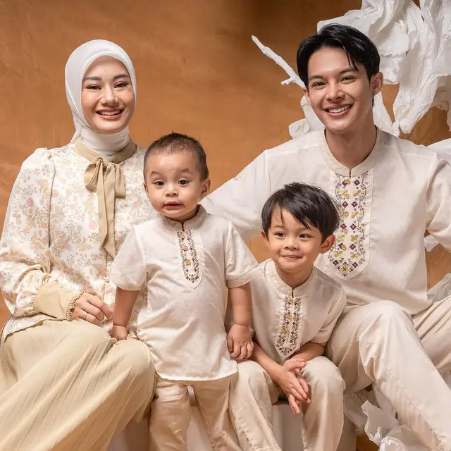 Potret 6 Keluarga Artis Pakai Baju Koleksi Lebaran, Tampil Selaras di Hari Kemenangan