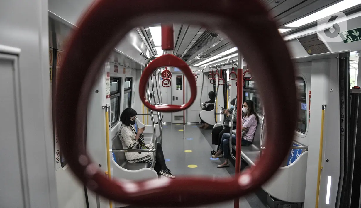 Penumpang saat menaiki LRT di Stasiun Velodrome, Rawamangun, Jakarta Timur, Kamis (24/3/2022). Pemprov mengusulkan kepada DPRD DKI Jakarta terkait penetapan tarif integrasi transportasi Transjakarta, MRT dan LRT Jakarta sebesar Rp 10.000 (merdeka.com/Iqbal S Nugroho)
