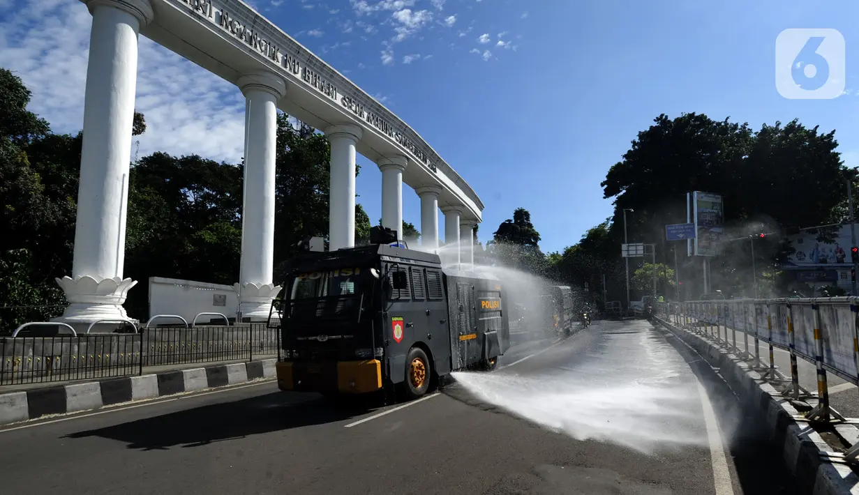 Polresta Bogor mengerahkan mobil water cannon untuk melakukan penyemprotan disinfektan di kawasan Tugu Kujang, Bogor, Selasa (31/3/2020). Penyemprotan disinfektan secara menyeluruh di wilayah Kota Bogor itu guna mencegah memutus rantai penyebaran virus corona. (merdeka.com/Arie Basuki)
