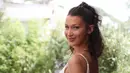 Model AS Bella Hadid berpose dalam acara promosi Magnum selama Festival Film Cannes KE-71 di private beach, Cannes, Prancis selatan (10/5). Bella Hadid tampil cantik dan seksi dengan gaun putih minim dengan kalung di lehernya. (AFP Photo/Valery Hache)