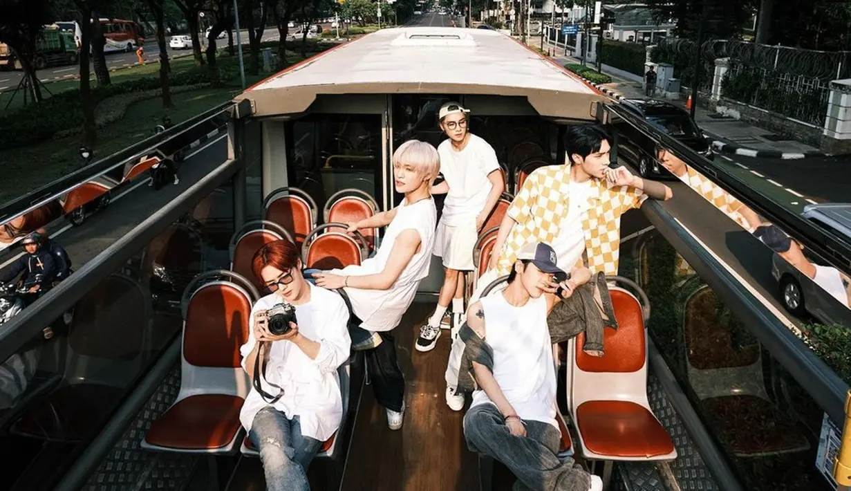 Melalui media sosial, para member dari grup sub unit NCT ini juga mengunggah berbagai momen selama berada di Jakarta. Beberapa member bahkan disebut begitu terlihat melokal karena mengungkapkan makanan khas Indonesia menggunakan bahasa kekinian khas anak muda Indonesia. (Liputan6.com/IG/@tenlee_1001)