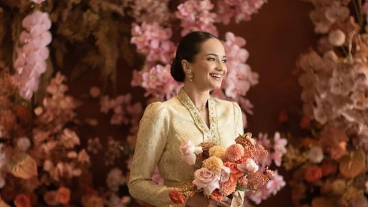 7 Inspirasi Model Kebaya Modern dari Enzy Storia, Pancarkan Keanggunan Penuh Pesona