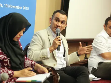 Effendi Syahputra (tengah), Titi Anggraini (kiri),Willy Efendi (kanan) hadir saat diskusi publik di kawasan Jakarta, Kamis (19/11/2015). (Liputan6.com/Faizal Fanani)