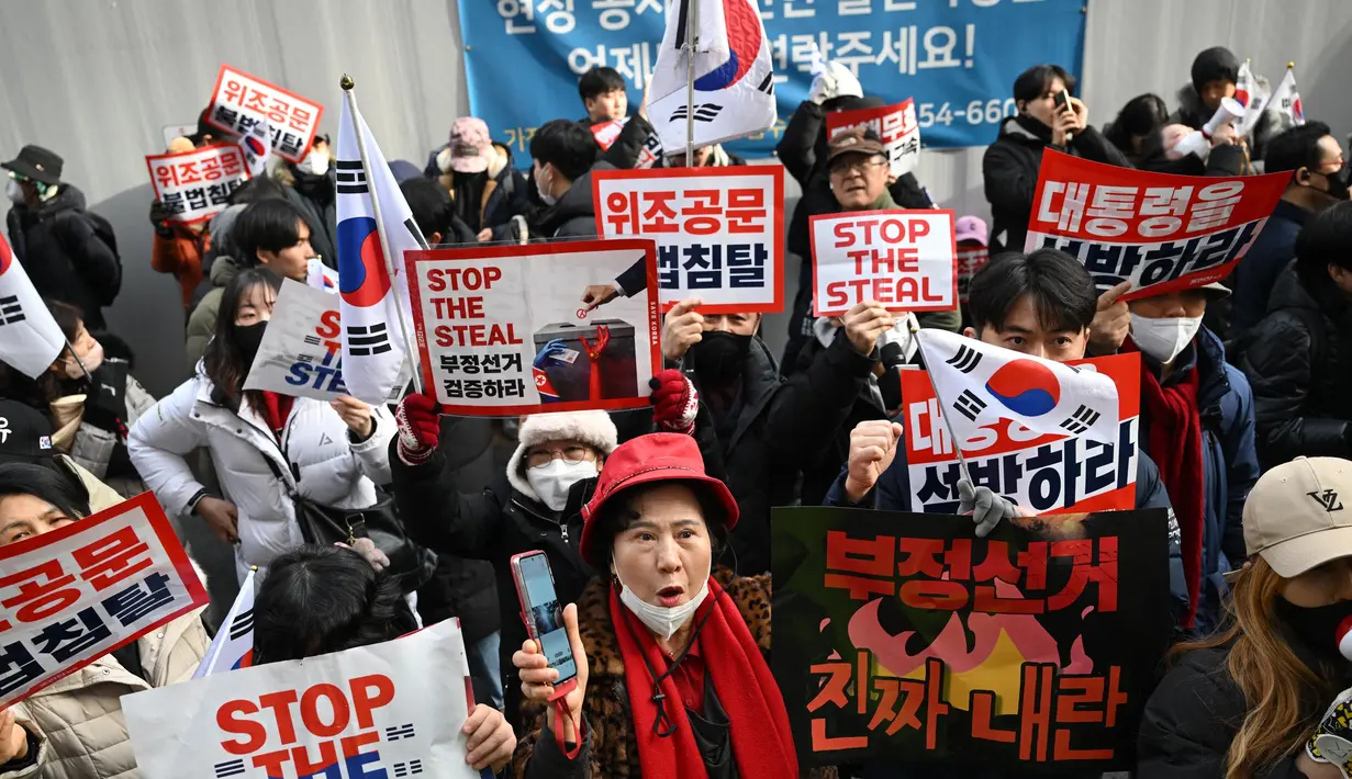 Sebelumnya, pada Kamis (16/1/2025), Pengadilan Korea Selatan menolak permohonan pembebasan Presiden Yoon Suk-yeol yang telah ditangkap. (JUNG Yeon-je/AFP)