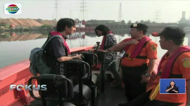 Tim Basarnas cari buaya liar yang berkeliaran di perairan Dermaga Pulau Dayung, Tanjung Priok, Jakarta.