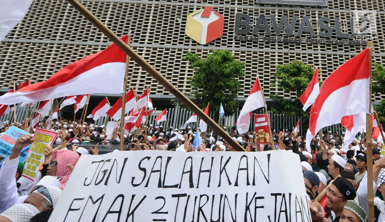 Massa aksi yang tergabung dalam Persaudaraan alumni 212 atau PA 212 melakukan aksi damai di depan gedung Bawaslu, Jakarta, Jumat (10/5/2019). Pada aksinya mereka melaporkan kecurangan pemilu yang merugikan Capres dan Cawapres 02 dan menuntut Bawaslu untuk tetap netral. (Liputan6.com/Herman Zakharia)