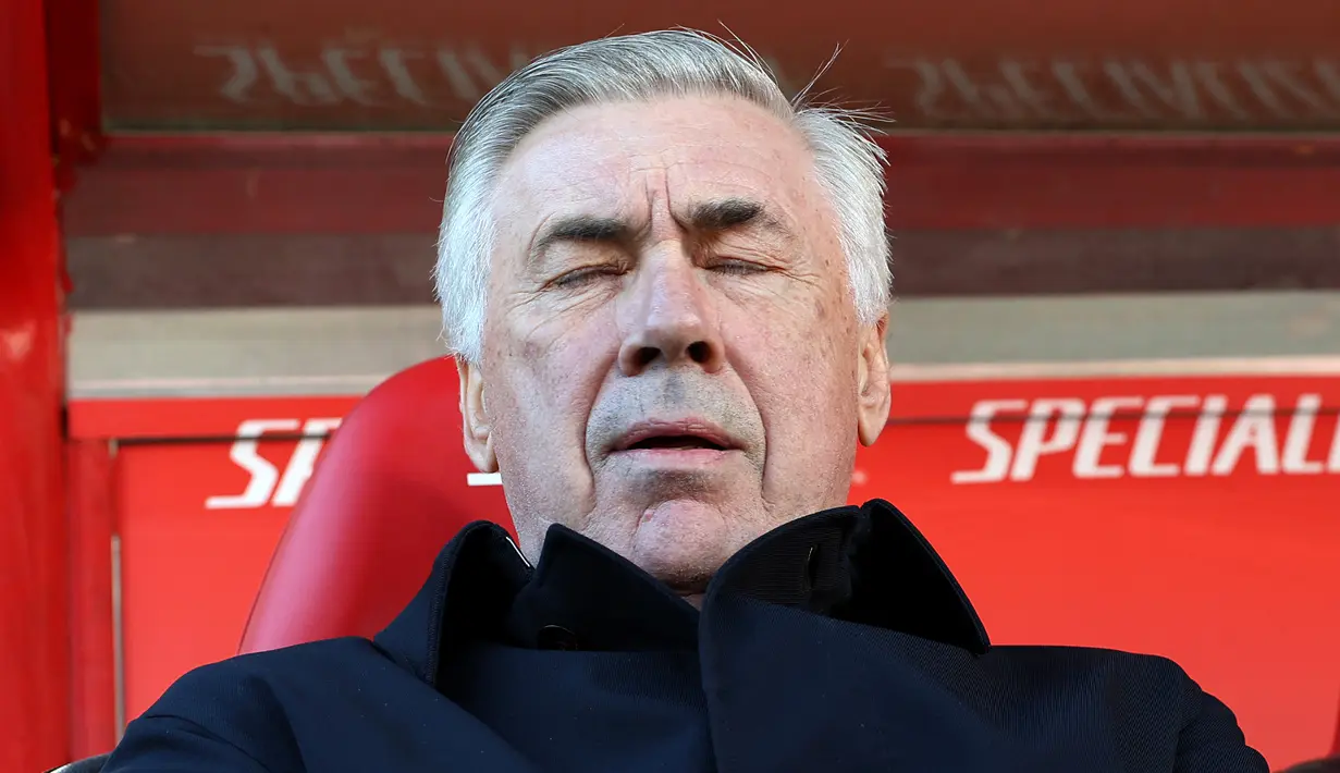 Ekspresi pelatih Real Madrid Carlo Ancelotti setelah timnya dikalahkan Real Mallorca 0-1 dalam pertandingan pekan ke-20 La Liga 2022/2023 yang berlangsung di Palma de Mallorca, Minggu (5/2/2023). (AFP/Jaime Reina)