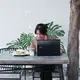 Kehadiran fasilitas seperti Wi-Fi, colokan listrik, dan suasana yang mendukung membuat kafe semakin sering dimanfaatkan sebagai ruang kerja informal. (Foto/Dok: Pexels)