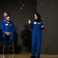 Nora Al Matrooshi (kanan) melambai saat upacara wisuda calon astronaut Artemis NASA di Johnson Space Center di Houston, Texas, AS, pada 5 Maret 2024. (Mark Felix/AFP)