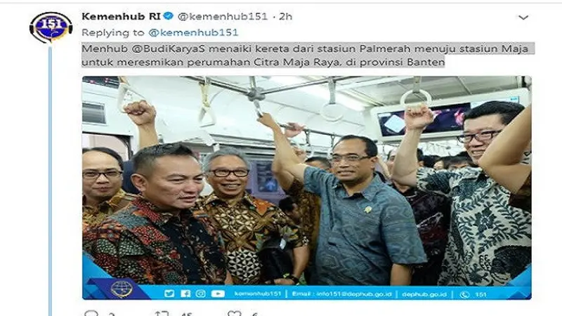 Menteri Perhubungan naik KRL. (Twitter Kemenhub)