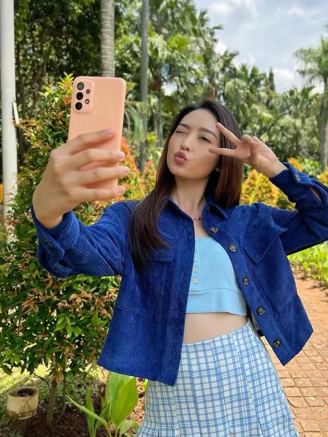 8 Cara Seru Mix and Match Baju Warna Navy ala Seleb, Jennie BLACKPINK-Najwa Shihab