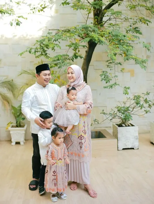 Model baju Lebaran keluarga Nina Zatulini yang memadukan rok plisket dan gamis emboridery menarik (Foto: Instargram @ninazatulini22)