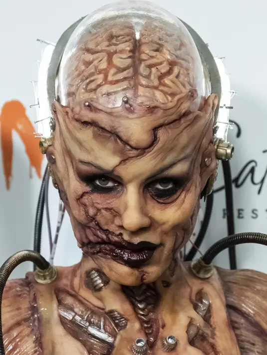 Model Heidi Klum berpose saat menghadiri pesta Halloween di Cathedrale, New York (31/11/2019). Supermodel asal Jerman ini tampil menyeramkan bak monster. (AP Photo/Charles Sykes)