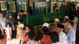 Keranda jenazah almarhum Didi Widiatmoko alias Didi Petet dibawa usai disalatkan di masjid Baitul Qarim di kawasan Ciputat, Tangsel, Jumat (15/5/2015). Rencananya almarhumah Didi Petet akan dimakamkan di TPU Tanah Kusir. (Liputan6.com/Helmi Afandi)