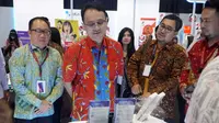 Wakil Menteri Perdagangan Jerry Sambuaga (tengah), melakukan transaksi layanan Quick Response (QR) Antarnegara di booth PT Artajasa Pembayaran Elektronis (Artajasa) saat kunjungan pada Festival Ekonomi Keuangan Digital Indonesia (FEKDI), di Jakarta (08/05/2023). (Liputan6.com)