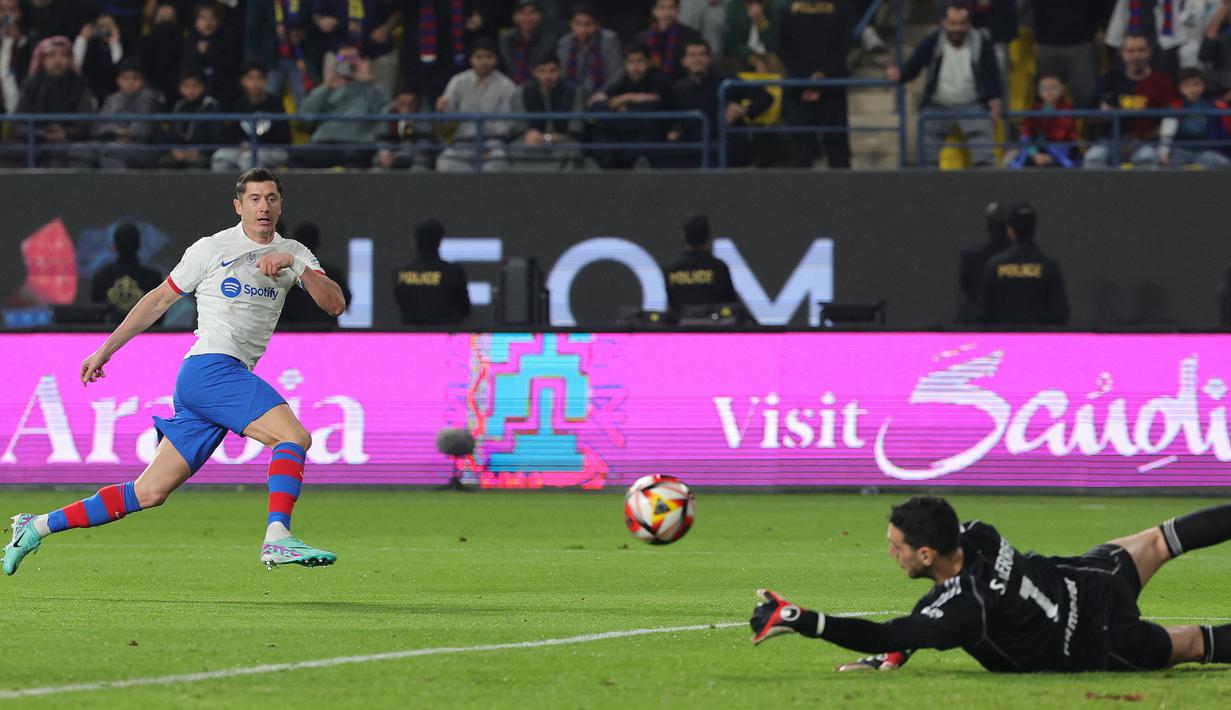 Pemain Barcelona, Robert Lewandowski (kiri) mencetak gol pertama timnya ke gawang Osasuna pada babak semifinal Piala Super Spanyol di Stadion Al-Awwal, Riyadh, Arab Saudi, Kamis (11/01/2024). (AFP/Giuseppe Cacace)