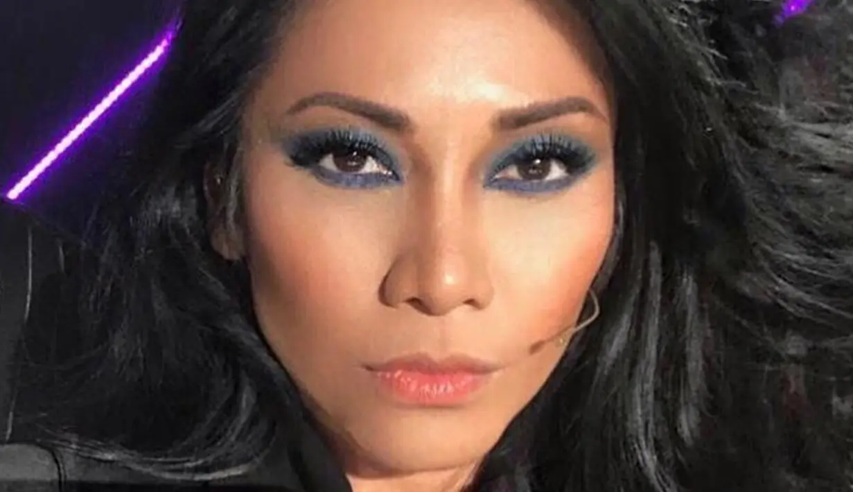 Meski sering unggah foto wajah polos tanpa riasan, Anggun sering tampil mengisi acara dengan gaya makeup bold. Khususnya pada area matanya. Seperti saat ia menggunakan makeup mata berwarna kebiruan ini. (Liputan6.com/IG/@anggun_cipta)