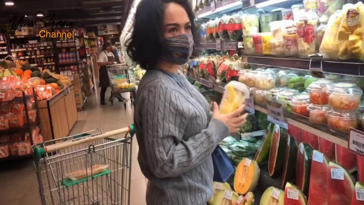 Pakai Masker Tenun, Ini 6 Momen Yuni Shara Belanja Persiapan Ramadan