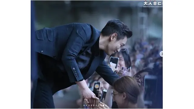 Kelabuhi Awak Media, Ini 7 Potret T.O.P Big Bang Saat Temui Fans Usai Wamil