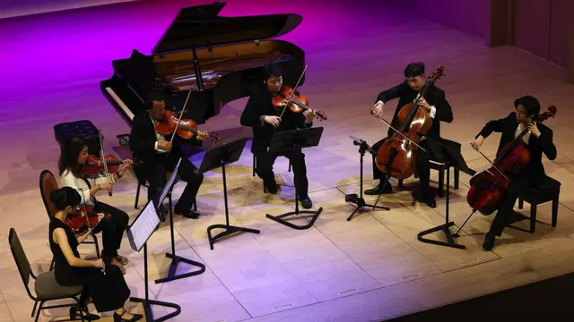 Penampilan William bersama tim ketika bermain cello di konser amal Tchaikovsky and Rachmaninoff