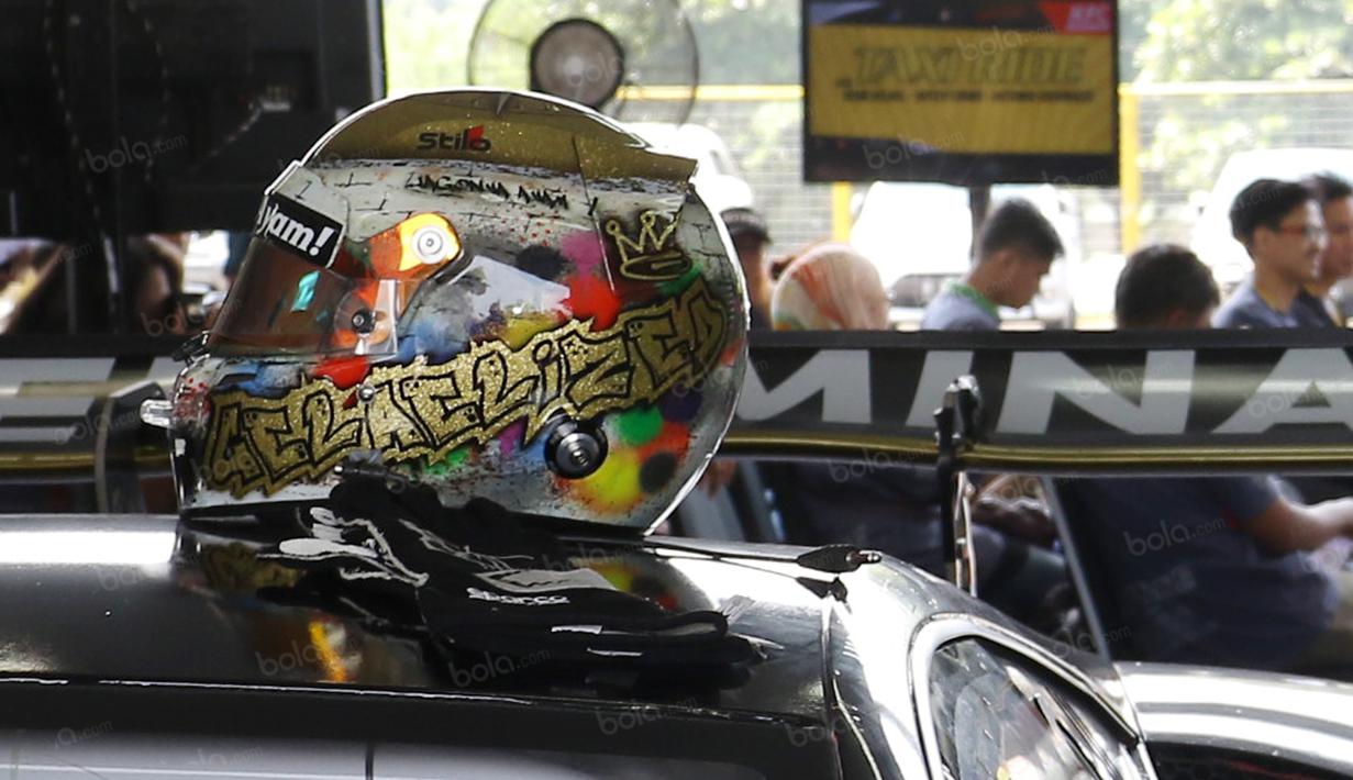 Helm milik Sean Gelael sebelum dipakai pada ajang Taxi Ride di Sirkuit Sentul, Bogor, Selasa (2/8/2016). (Bola.com/Nicklas Hanoatubun)