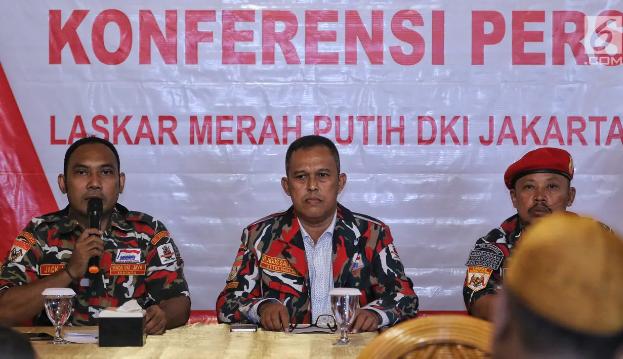 Ketua Markas Daerah Laskar Merah Putih (LMP) DKI Jakarta Agus Salim bersama anggota ormas Laskar Merah Putih DKI Jakarta Kurdi saat memberikan pernyataan sikap, di Jakarta, Senin (28/1). (Liputan6.com/Johan Tallo)