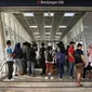 Penumpang tak bisa masuk Stasiun MTR Bendungan Hilir lantaran sedang terjadi pamadaman listrik di wilayah Jabodetabek, Jakarta, Minggu (4/8/2019). Pemadaman listrik mengakibatkan layanan MRT berhenti dan lumpuh total. (Liputan6.com/JohanTallo)