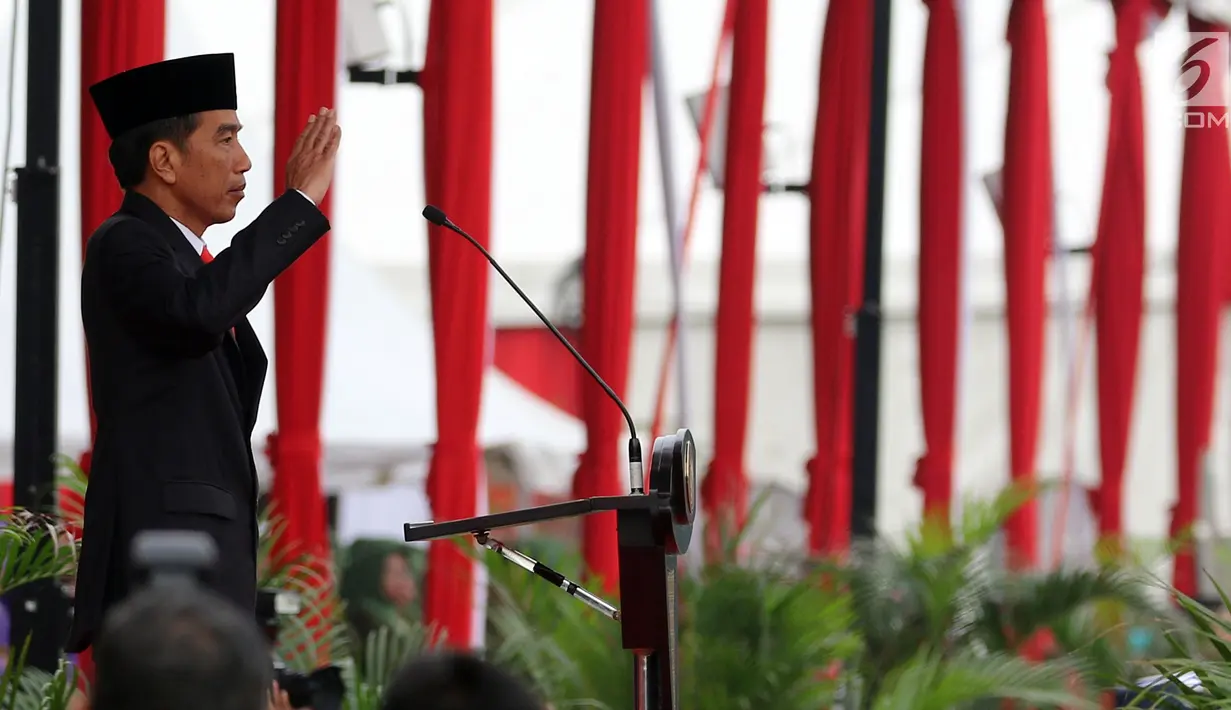 Presiden Joko Widodo (Jokowi) menjadi Inspektur upacara militer bersama Wanita TNI, Polwan dan Segenap Wanita Komponen Bangsa di Silang Monas Jakarta, Rabu (25/6). Upacara ini dalam rangka memperingati Hari Kartini 2018. (Liputan6.com/Johan Tallo)