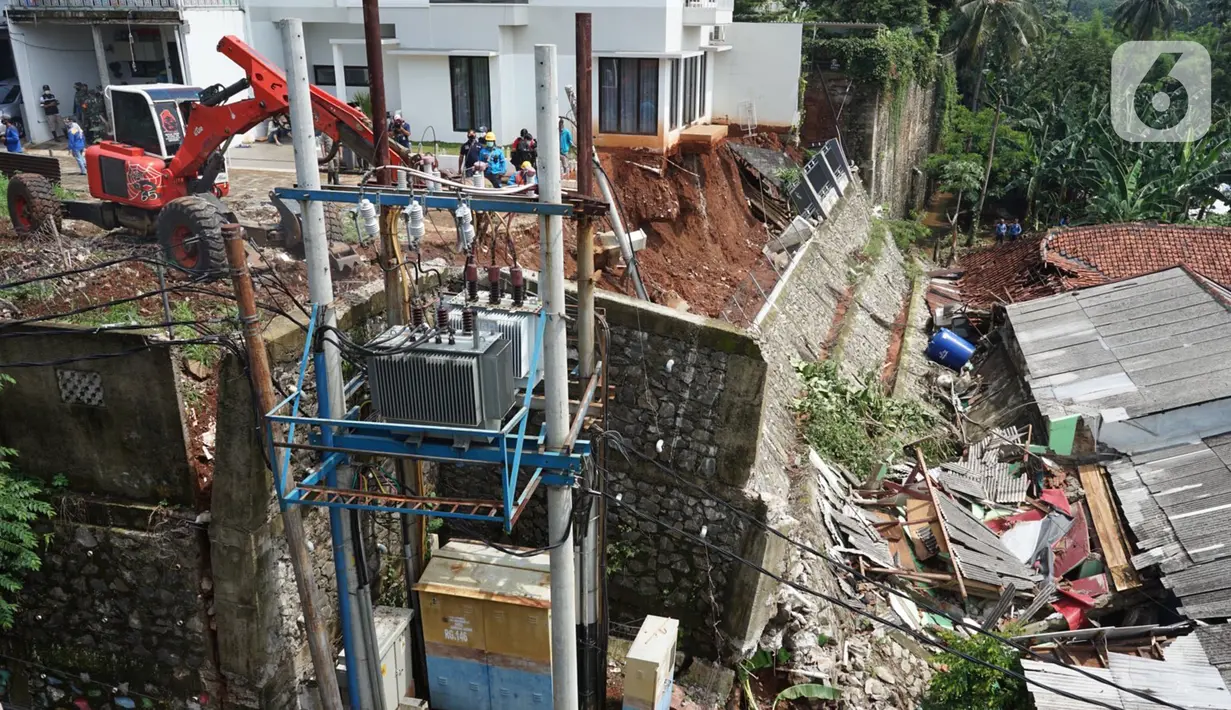 Petugas menggunakan alat berat berusaha merapikan posisi turap yang hancur di Jalan Damai, Ciganjur, Jakarta Selatan, Minggu (11/10/2020). Banjir sekaligus longsor tersebut mengakibatkan dua orang luka-luka dan satu orang meninggal dunia. (Liputan6.com/Immanuel Antonius)
