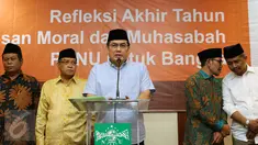 Sekjen PBNU, Helmy Faishal Zaini (tengah) memberi keterangan jelang pembacaan refleksi akhir tahun 2016 di Jakarta, Jumat (30/12). Dalam refleksinya, PBNU menyoroti pudarnya semangat toleransi dan kebhinekaan. (Liputan6.com/Helmi Fithriansyah)