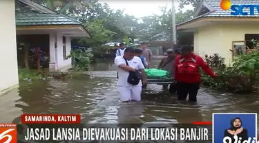 Evakuasi jasad dilakukan petugas gabungan PMI, Tagana, dan PKPU dari Panti Jompo Jalan Remaja, Samarinda, Kalimantan Timur.