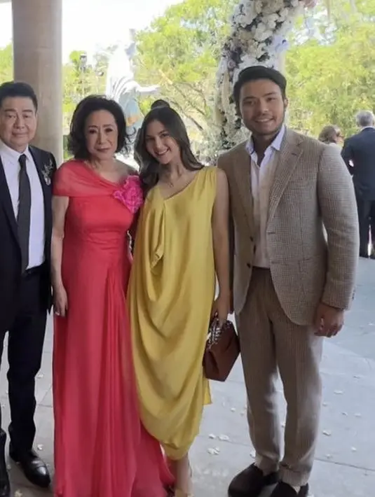 Jessica pun tampil dibalut dress kuning panjang tanpa lengan serta heelsnya. [@jscmila]