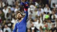 Lionel Messi melakukan selebrasi emosional usai mencetak gol yang memastikan kemenangan Barcelona atas Real Madrid. (AFP/Gerard Julien)