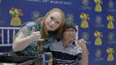 Model Madeline Stuart foto dengan penggemarnya saat meet and greet di Jakarta, Rabu (20/3). Madeline dianggap sebagai fenomena dunia modelling yang bisa mengubah pandangan dunia mengenai inklusivitas. (Liputan6.com/Faizal Fanani)