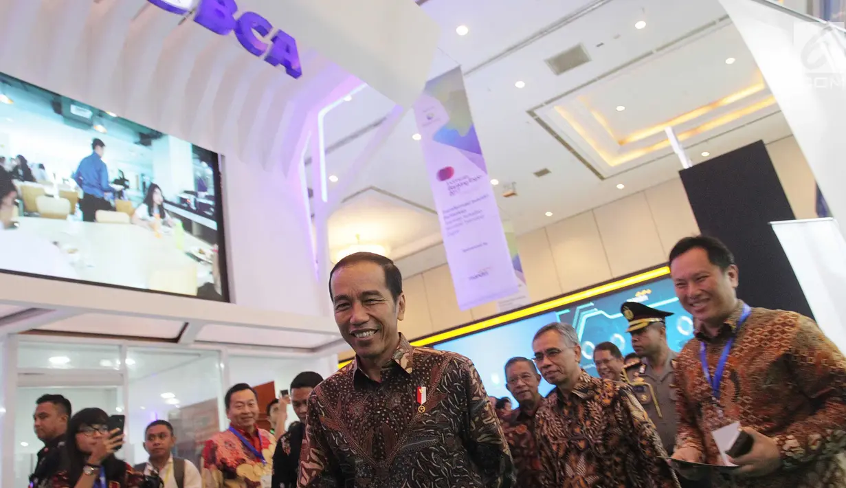 Presiden Joko Widodo saat mengunjungi stand pameran Indonesia Business and Development Expo (IBD Expo) di JCC, Jakarta, Rabu (20/9). Pameran tersebut  membahas perkembangan ekonomi indonesia di era digital. (Liputan6.com/Angga Yunair)