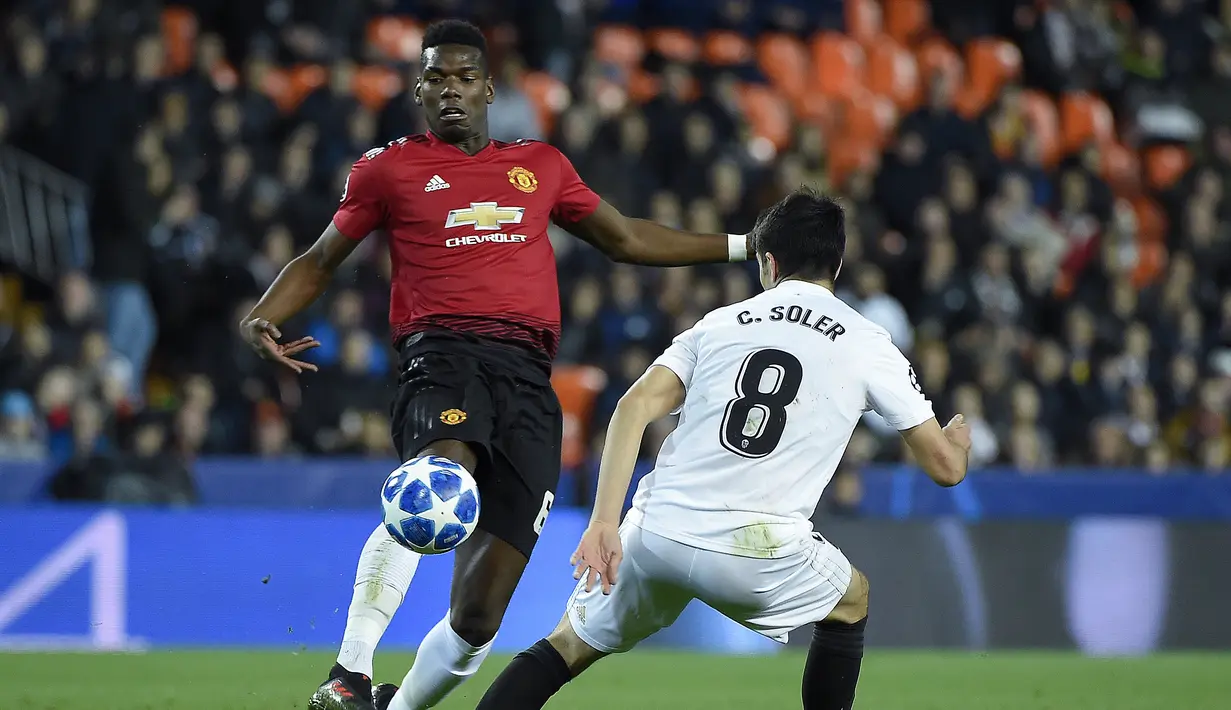 Aksi gelandang Man United, Paul Pogba pada laga terakhir grup H Liga Champions yang berlangsung di stadion Mestalla, Valencia, Rabu (13/12). Manchester United kalah 1-2 atas Valencia. (AFP/Jose Jordan)