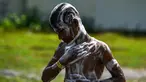 Seorang pengungsi Rohingya mandi di tempat penampungan sementara di Ladong, provinsi Aceh, Kamis 24 Februari 2023. Sedikitnya 69 pengungsi Rohingya mendarat di pantai barat Indonesia pada 16 Februari lalu dengan sebuah perahu kayu. (CHAIDEER MAHYUDDIN/AFP)