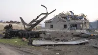 Sebuah bangunan dan kendaraan hancur setelah penembakan oleh artileri Azerbaijan selama konflik militer dengan Armenia di luar Stepanakert, wilayah separatis Nagorno-Karabakh, Senin (19/10/2020). Pertempuran di Nagorno-Karabakh berkecamuk selama lebih dari tiga minggu. (AP Photo)