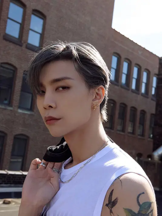 Pemilik nama asli Seo Young Ho ini debut bersama NCT 127 sebagai anggota tambahan saat NCT 127 comeback dengan lagu "Limitless". (FOTO: instagram.com/johnnyjsuh/)
