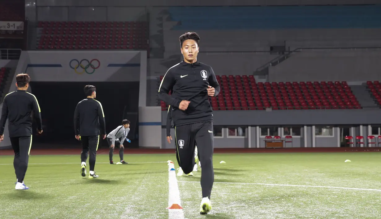 Para pemain Korea Selatan bersiap mengikuti latihan tim Stadion Kim Il Sung di Pyongyang (14/10/2019). Korea Selatan akan bertanding melawan Korea Utara pada grup H kualifikasi Piala Dunia 2022. (Korea Football Association/AFP)