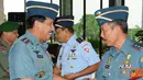 Citizen6, Jakarta: Panglima TNI Laksamana TNI Agus Suhartono mengucapkan selamat kepada Laksma TNI Tri Prasodjo dan Laksma TNI Dr. Suwarno K, yang selanjutnya akan menjabat sebagai Staf Khusus Kasal. (Pengirim: Badarudin Bakri). 
                        