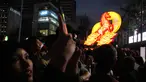Seorang wanita menggunakan ponselnya untuk mengambil foto pertunjukan selama perayaan Tahun Baru Imlek 2577 Kongzili di kawasan Bundaran Hotel Indonesia (HI), Jakarta, Jumat 13 Februari 2026. Rangkaian Festival Imlek Jakarta 2026 dari jantung ibu kota, Bundaran Hotel Indonesia, Jakarta Pusat, resmi dibuka pada Jumat 13 Februari 2026 malam. (AP Photo/Dita Alangkara)