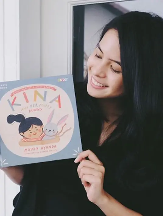 Tidak hanya pandai berakting dan bernyanyi, Maudy Ayunda juga pandai menulis, bahkan buku karya artis cantik ini telah diterbitkan dengan judul Dear Tomorrow dan Kina. (Liputan6.com/IG/maudyayunda)