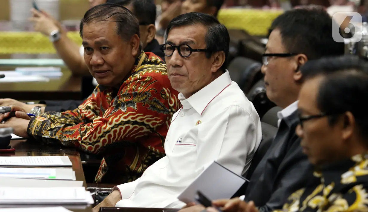 Menkum HAM Yasonna Laoly mengikuti Rapat Kerja dengan Badan Legislasi DPR di Senayan, Jakarta, Rabu (4/12/201). Rapat membahas sejumlah rancangan undang-undang (RUU) yang menjadi program legislasi nasional (prolegnas) 2019-2024 maupun RUU prolegnas prioritas 2020. (Liputan6.com/Johan Tallo)