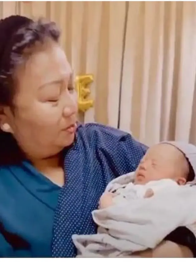 Cucu ke-6, Ini 6 Momen Ibu Citra Kirana Bersama Baby Atharrazka