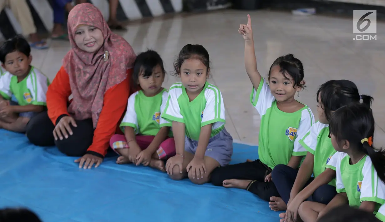 Seorang anak TK tunjuk tangan saat aktivitas sekolah di kamp pengungsian Gor Swace Pura, Klungkung, Bali, Kamis (28/09). (Liputan6.com/Gempur M Surya)