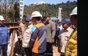 Presiden Prabowo Subianto meninjau pembangunan Jembatan Bailey Sungai Garoga di Tapanuli Selatan, Sumatra Utara (Sumut), Rabu (31/12/2025). (YouTube Sekretariat Presiden)
