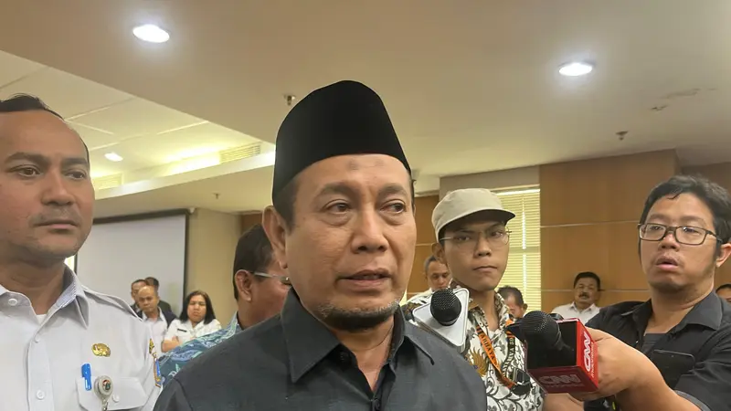 Pimpinan Sementara DPRD Jakarta Achmad Yani saat diwawancarai awak media.