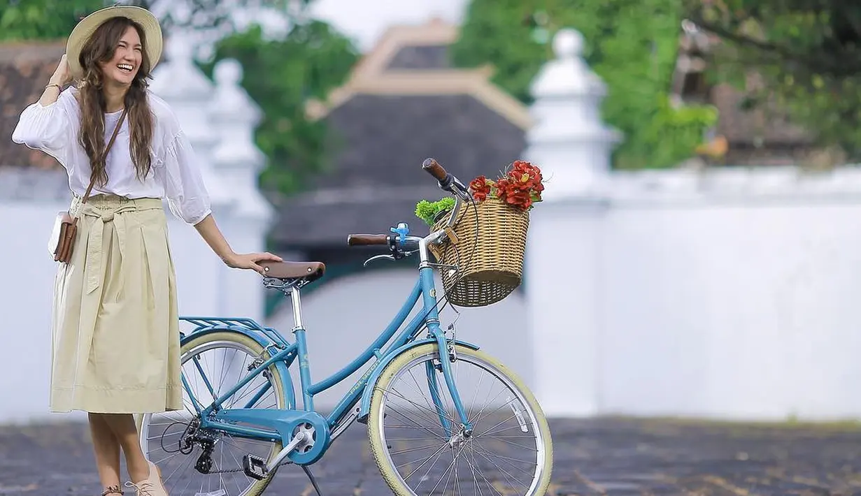 Nadine Chandrawinata, wanita yang belakangan disebut kekasih Dimas Anggara ini memang terkenal dengan hobi travelingnya dan berolahraga ekstrim. Dan begini tampilan Nadine yang stylish banget saat traveling.  (Instagram/nadinelist)