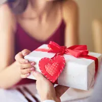 Rekomendasi 5 Kado Valentine yang Disukai Oleh Para Perempuan / copyright shutterstock